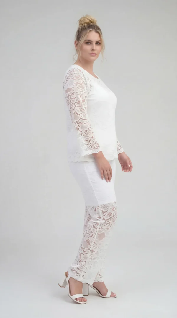 Fashion Model Rendering Pizzo Incanto — Completo blusa e pantalone in pizzo | Linea Curvy